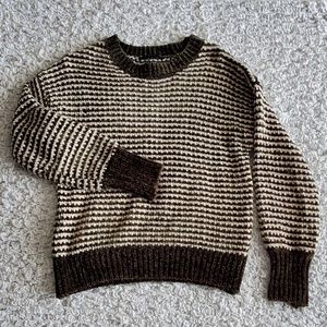 ARMY GREEN AND WHITE SWEATER.